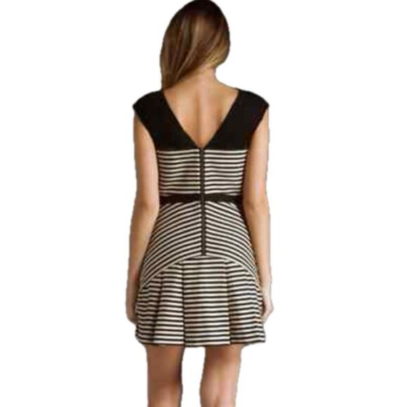 💥🆕💥 Elizabeth and James Vanessa Dress - Picture 3 of 9